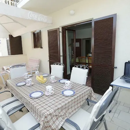 Mira - 50 M From Beach Apartmán