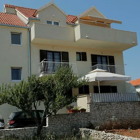 Mira - 50 M From Beach Apartmán Supetar